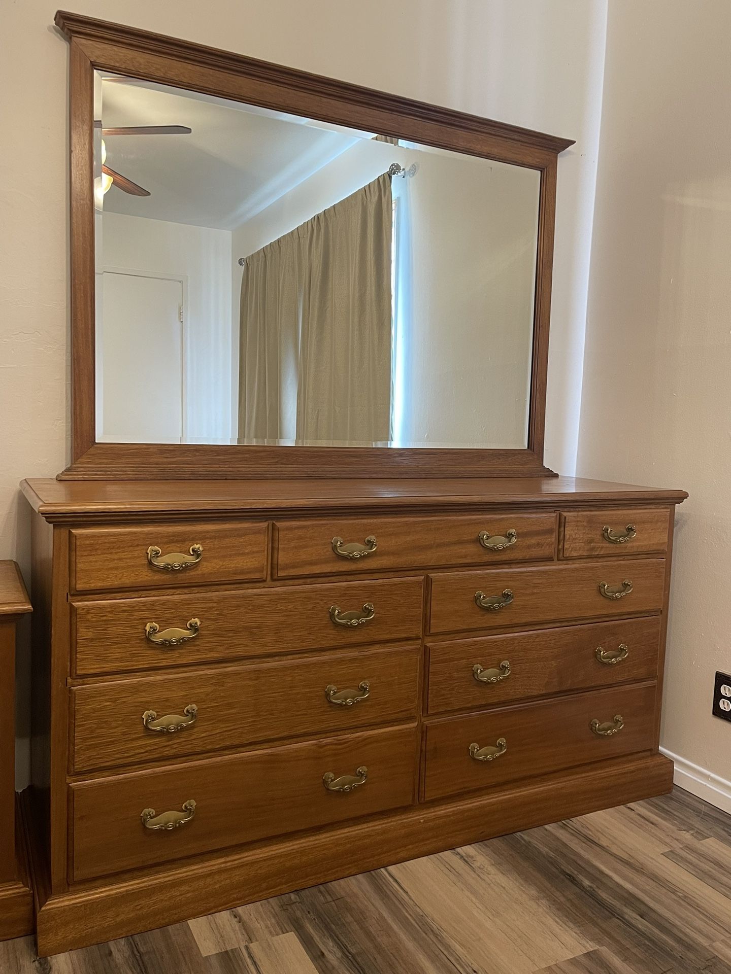 2 Dressers 1 Mirror 2 Nightstands