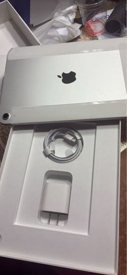 New Set Apple IPad  11” 10 Gen,(A16) 128GB. Wi-Fi in (Silver). And Black ZAGG IPAD CASE WITH KEYBOARD . All New.