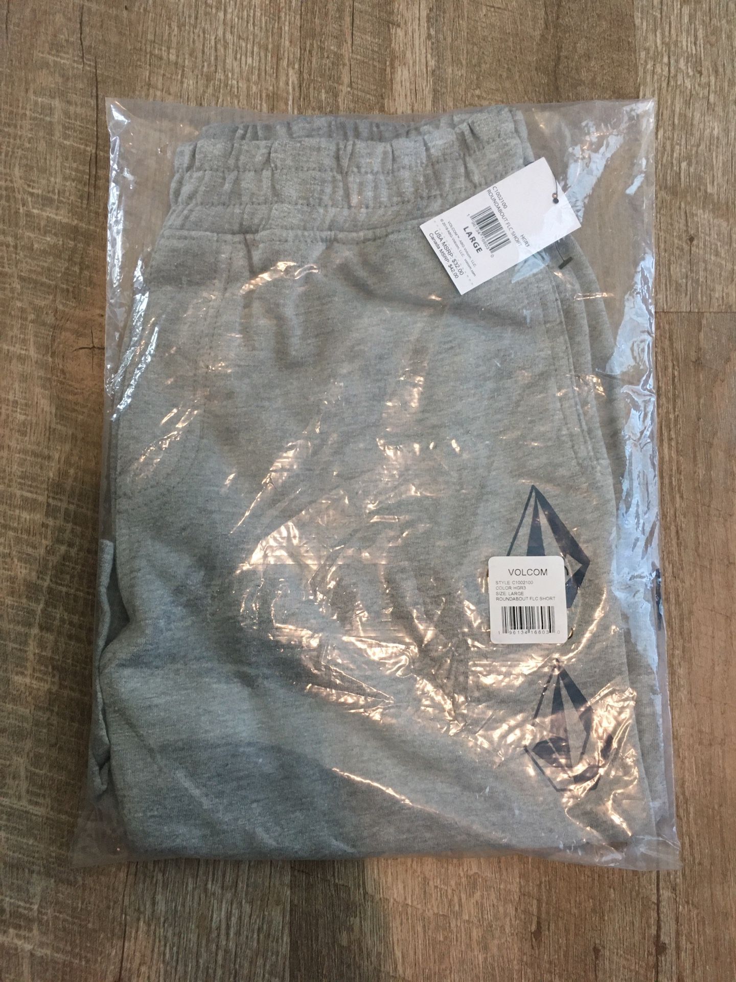 NEW Volcom Boy’s Large Roundabout Fleece Shorts