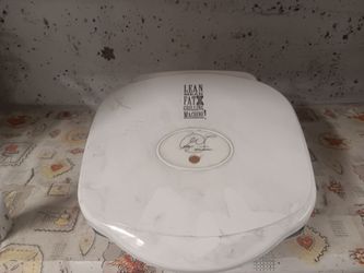 Compact electric grill for indoor