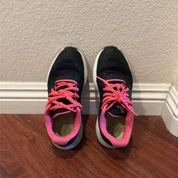 Women size 51/2-6. Nike