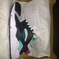 Nike Haurache Size 11m NEW!