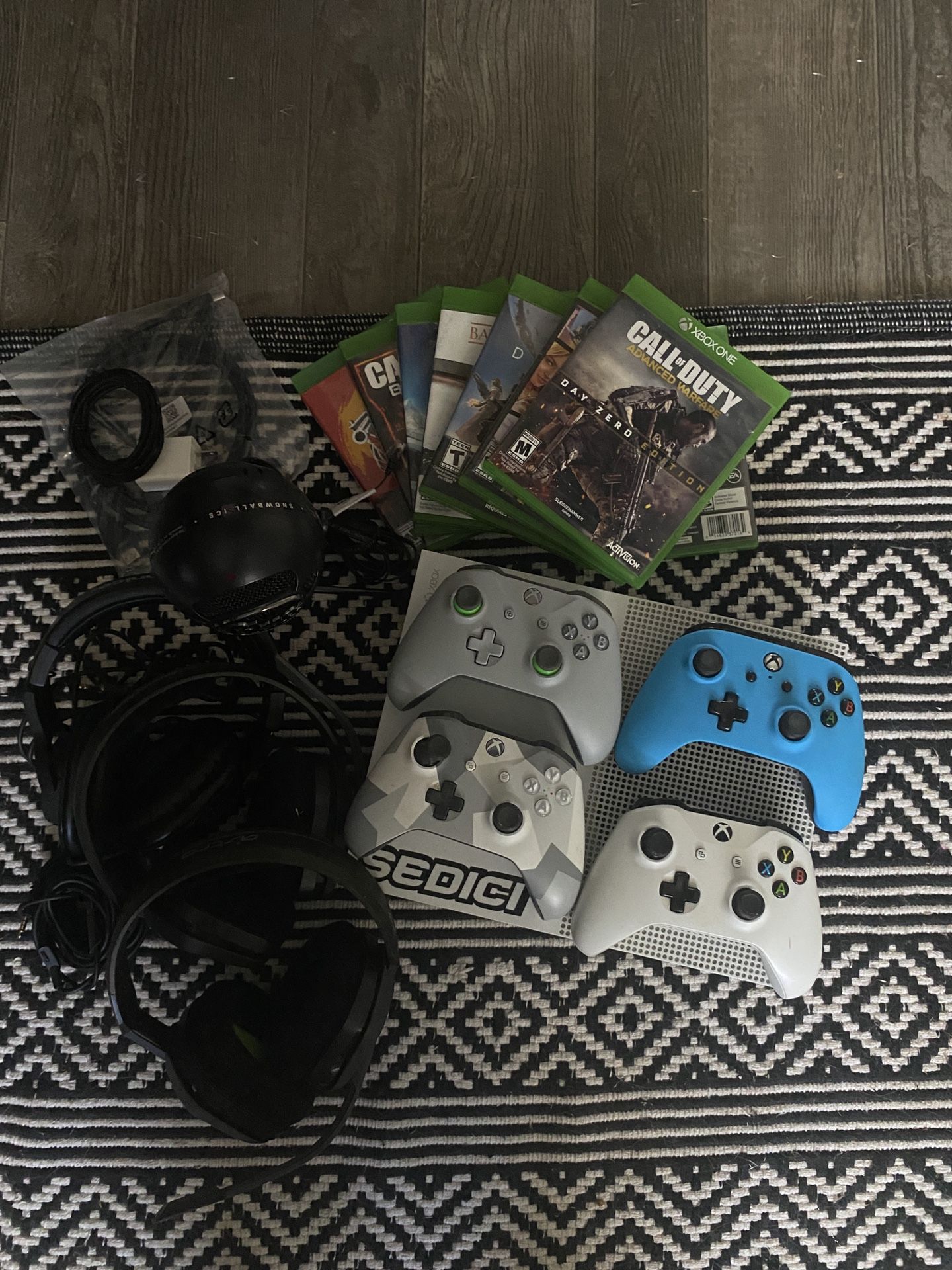 Xbox one / Controllers / headsets / Microphone / Games 