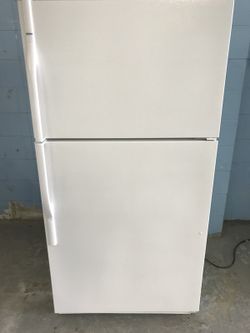 White Kenmore 21 Cu FT Refrigerator With Ice Maker & 120 Day Warranty