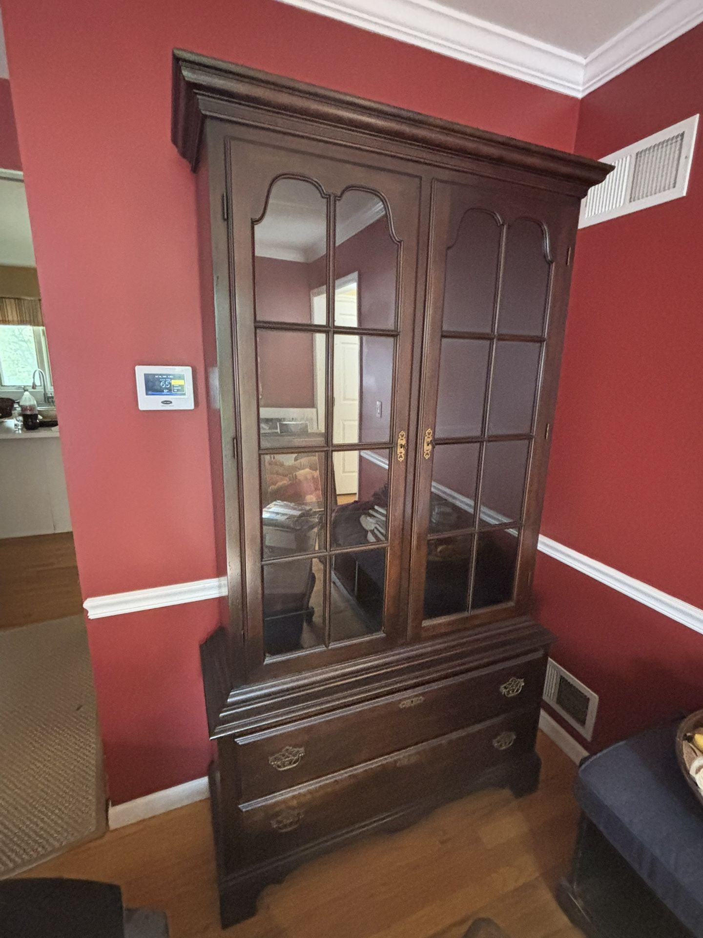 Elegant Solid Wood China Cabinet / Display Hutch – Great Condition