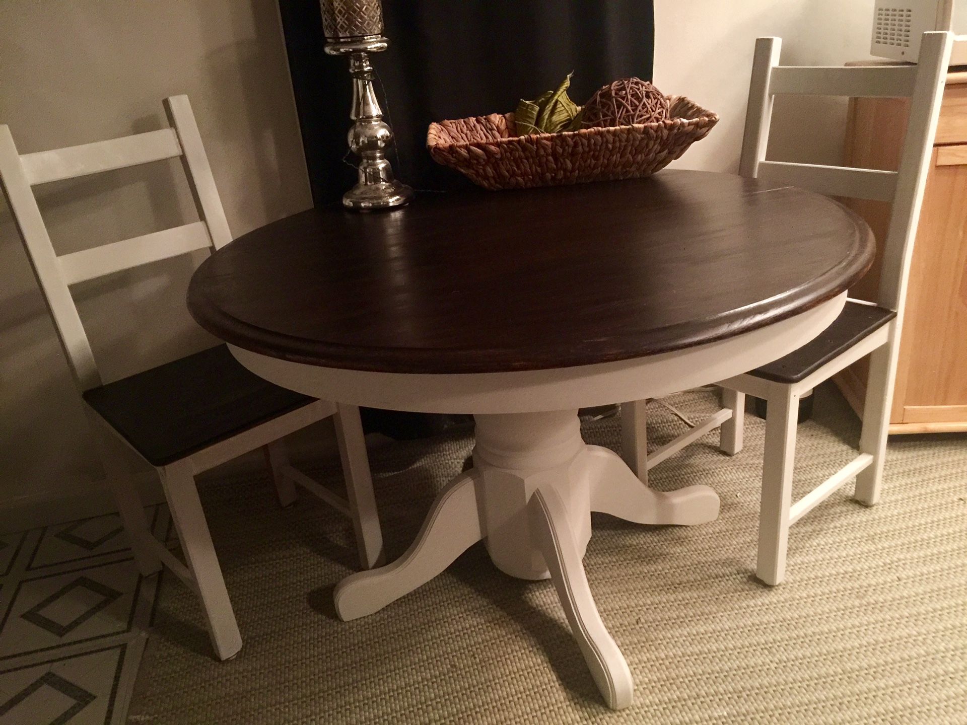 42” round solid wood dining/kitchen table w/leaf and 2 chairs!