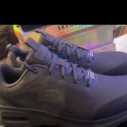 Man Skechers Size 8