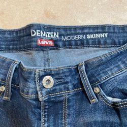 Woman’s Modern Skinny Jeans By Levi’s Preowned Mid Rise