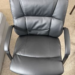 Black Leather Office / Guest Chair – Sturdy & Comfortable