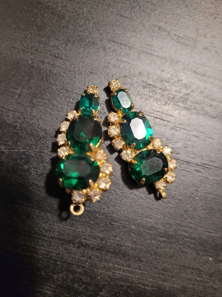 Vintage faux emerald earrings damaged
Missing back piece