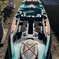 Old town sportsman 106 Fishing Kayak w/ Motor 