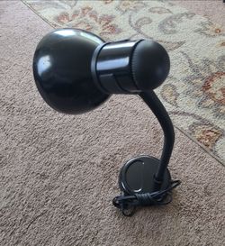 Table lamp with flexible hose neck
