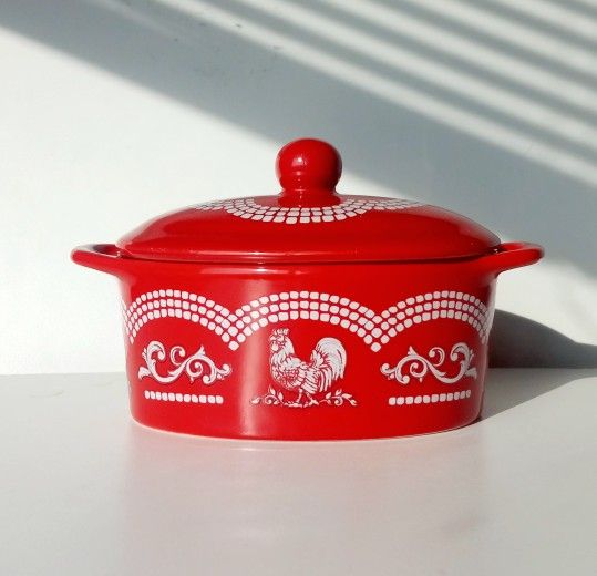 New Vintage Temptations Doodle Doo Red Rooster 10oz  Cooking Serving  Pot Dish  Plate Kitchen 