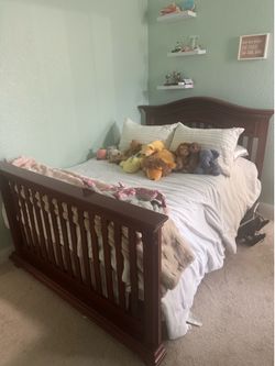 Full size convertible 4in1 crib/toddler bed/daybed/full and dresser. Baby cache heritage collection in cherry wood. Excellent condition.  All conversi