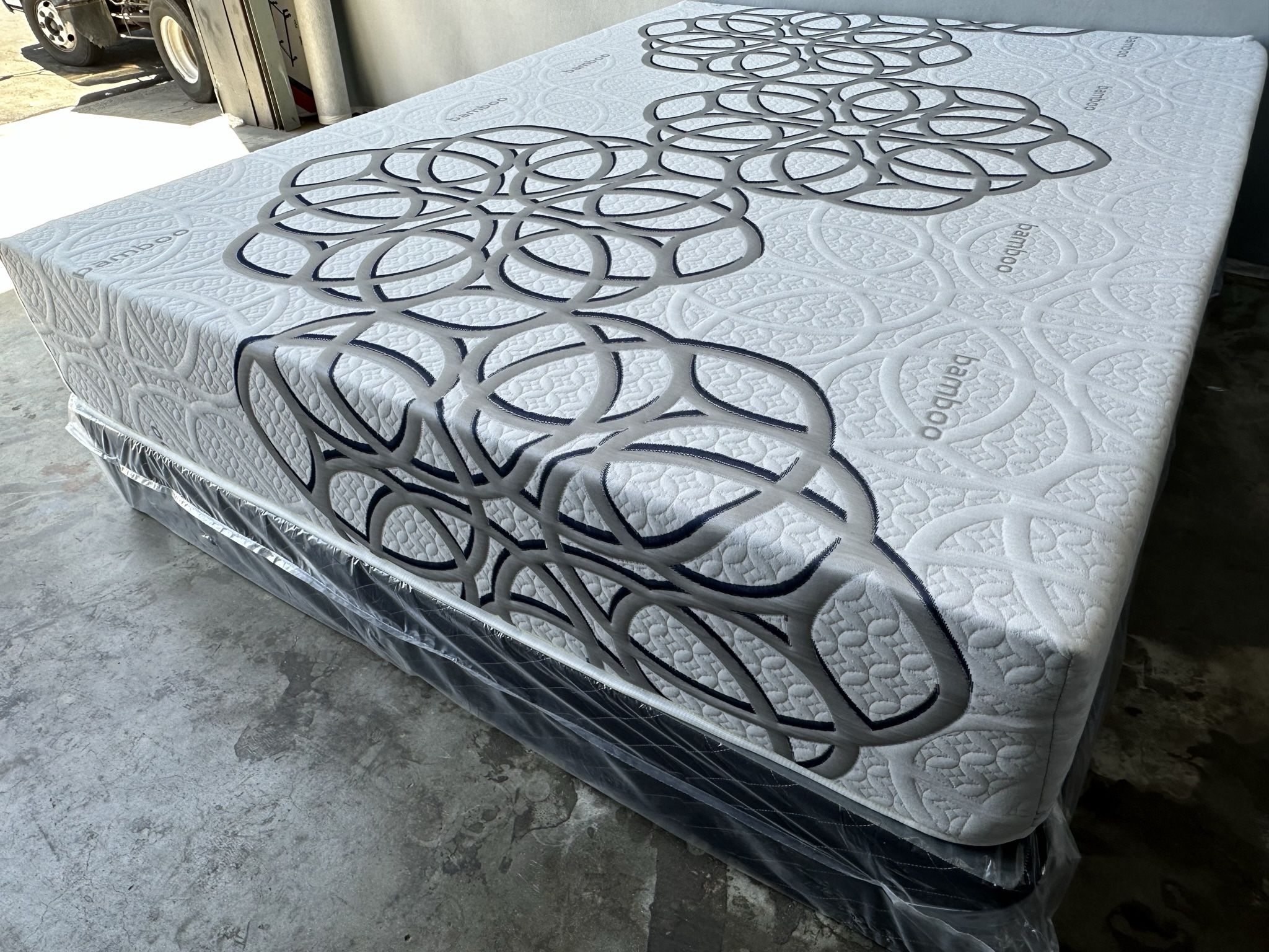 Full Size Sky Comfort Bamboo Hybrid Cooling Gel Memory Foam Mattress and Boxspring