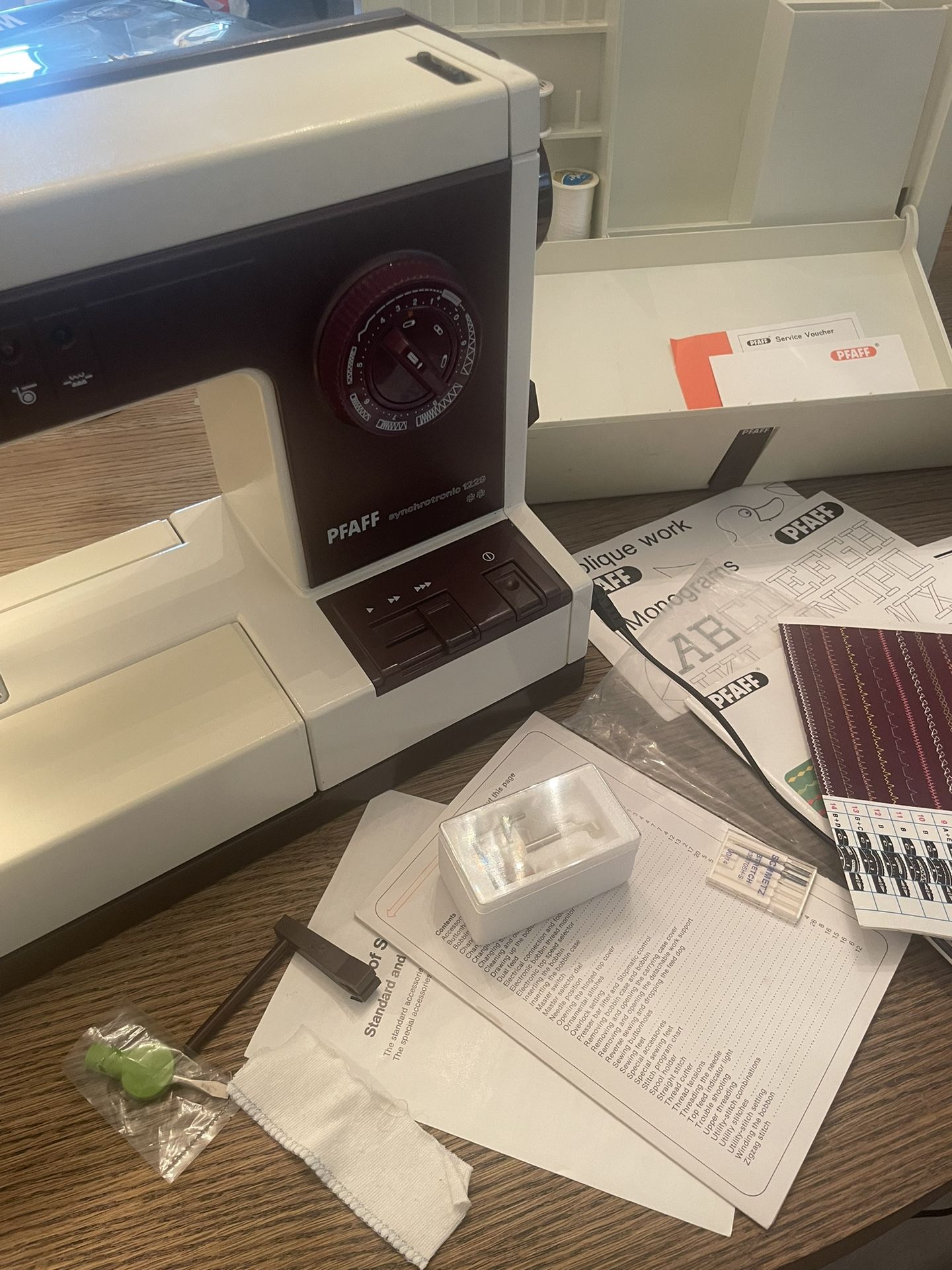 Pfaff Sewing Machine 1229