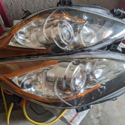 2010 Mazda 3 Headlight Assembly. Great Condition 