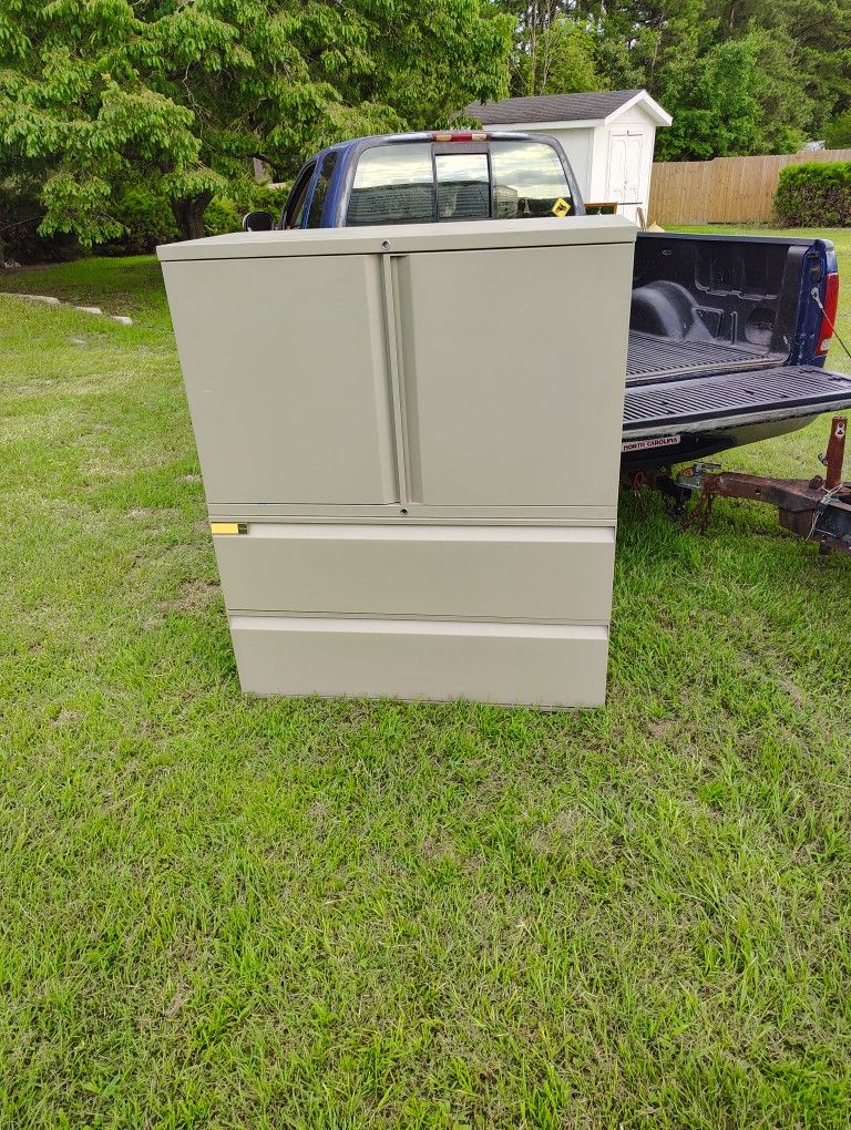 Metal Cabinet / Filing Cabinet
