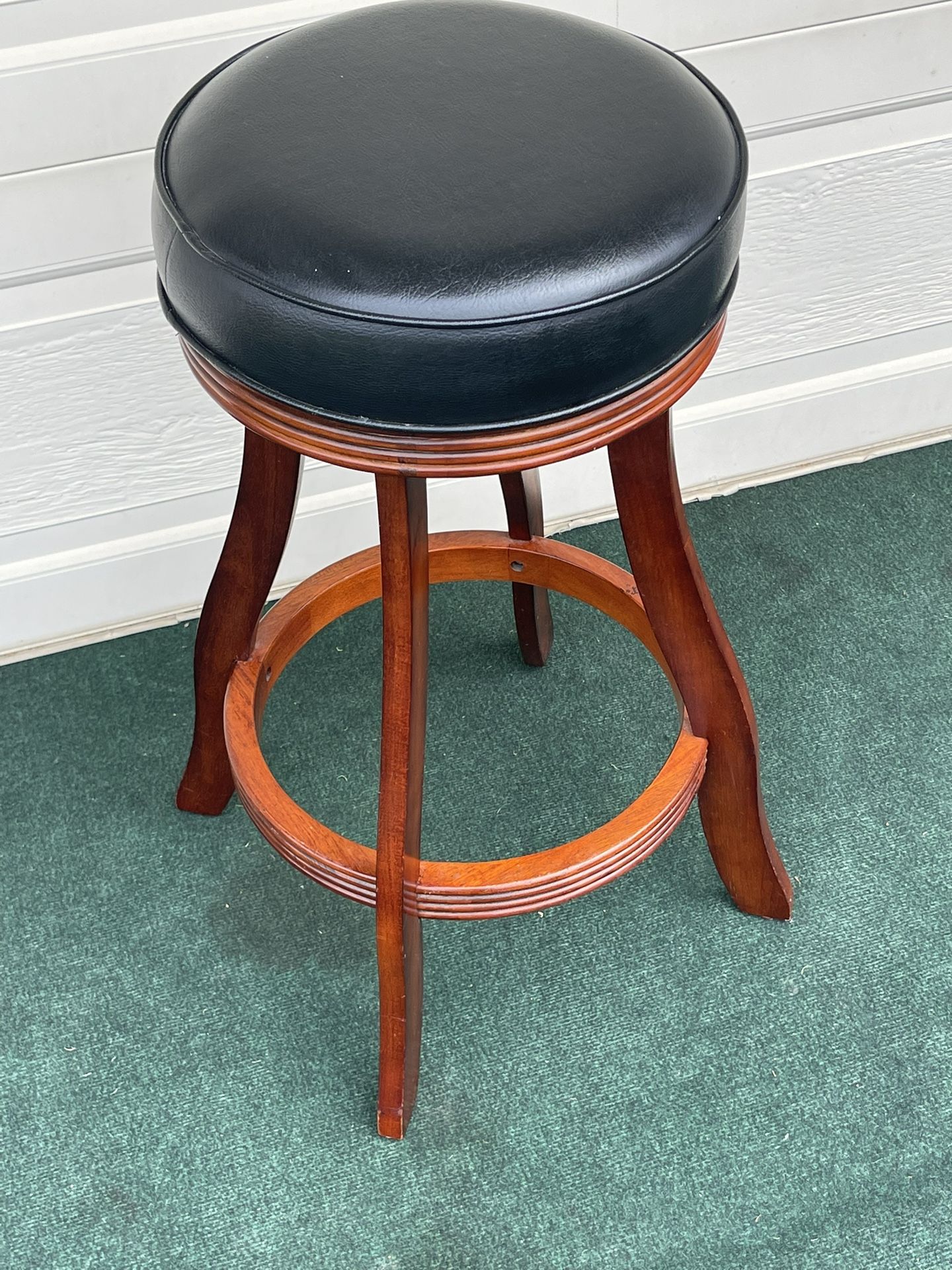 ONLY ONE COMFORTABLE PADDED BAR STOOL