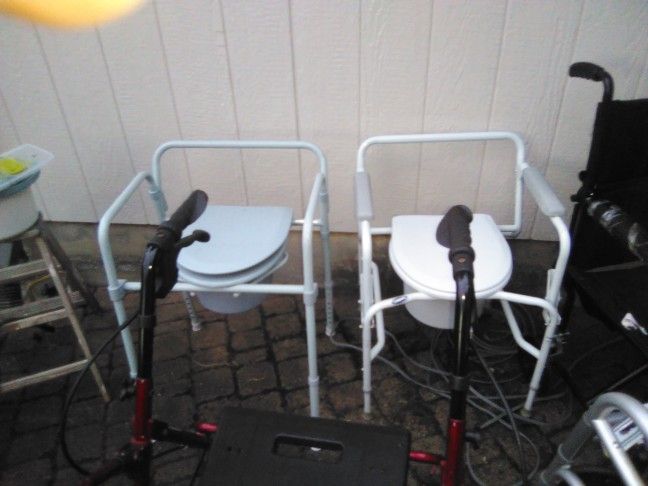 2 Commodes