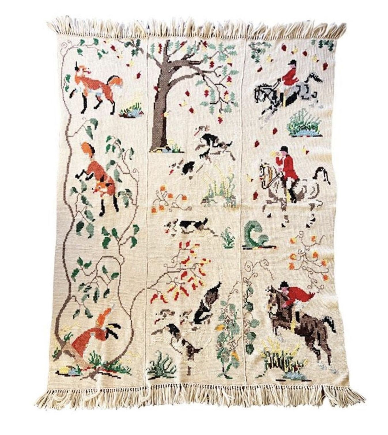 Manta afgana vintage de mediados del siglo XX, tejida y bordada a mano con escenas de caza inglesas.