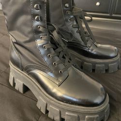 Ladies Boots 🥾 7.5    —-  $20 OBO 