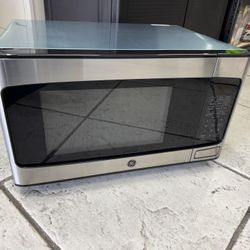 GE — 1.1 cu ft Countertop Microwave  950 watts Stainless Steel 