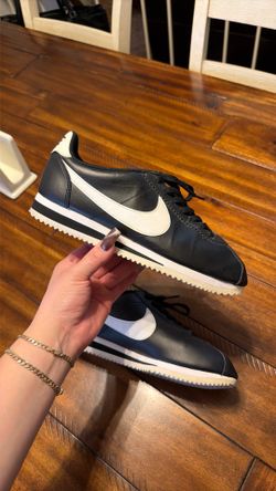 Women Nike Cortez, black and white size 9