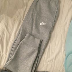 Nike Standard Fit Taper Leg Sweatpants – Men’s Small (New With Tag)