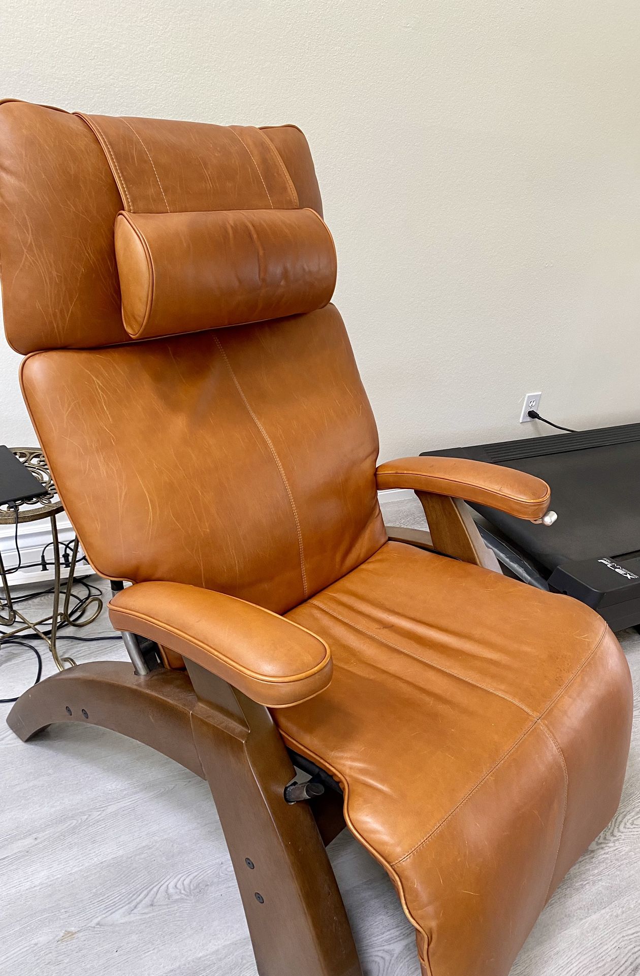 BEAUTIFUL Human Touch Perfect Chair PC 095 Power Recliner