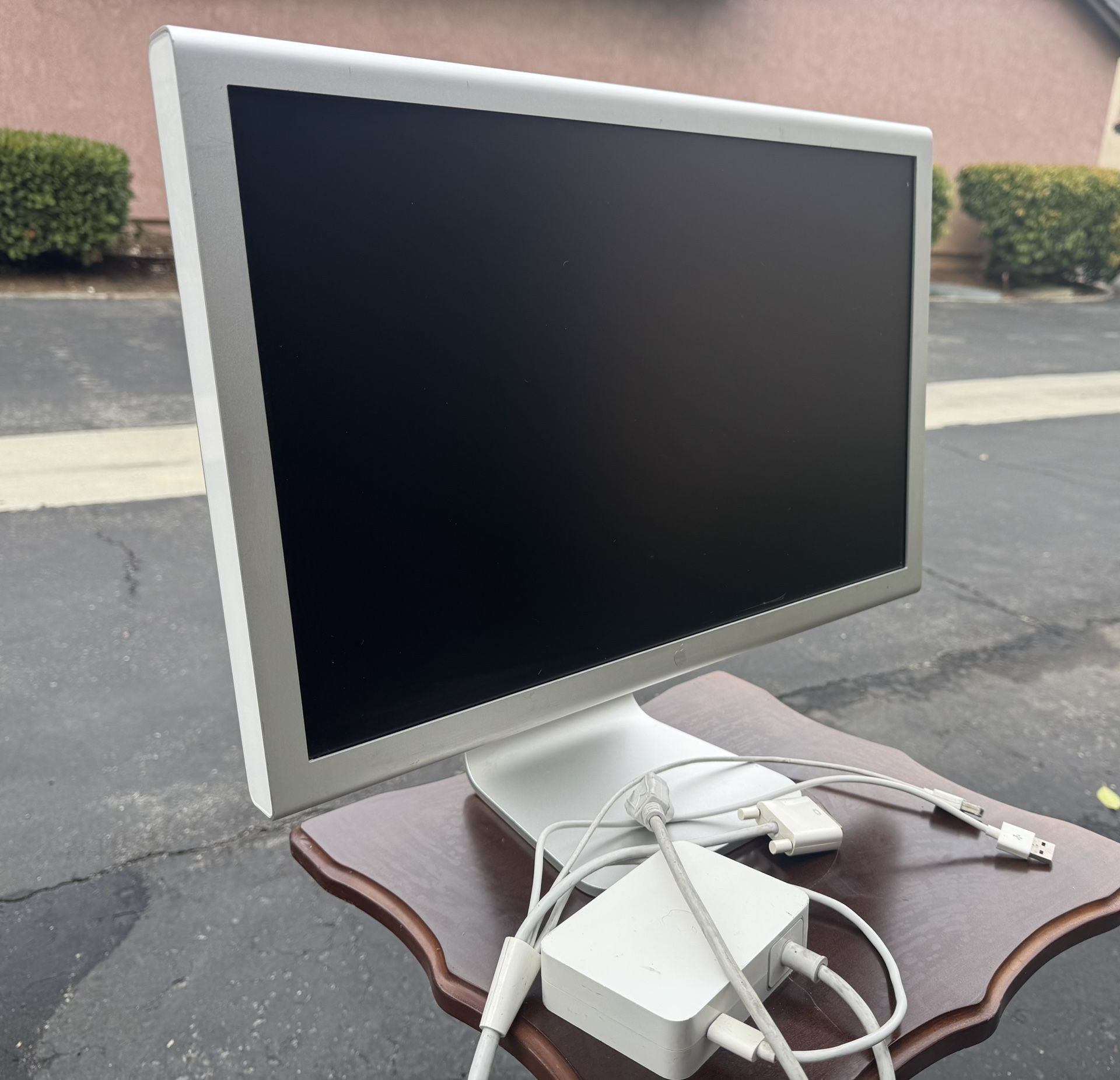 Apple Cinema Display 20” Inch Computer Monitor (Aluminum) M9177LL/A - A1081