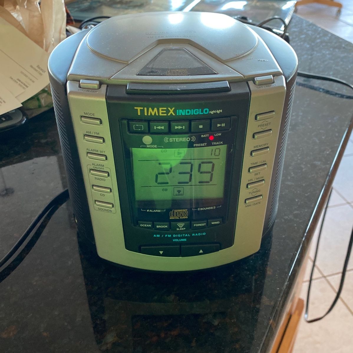 AM/FM RADIO ALARM CLOCK TIMEX CD PLAYER