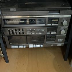 Sanyo Stereo System With 2 Speakers