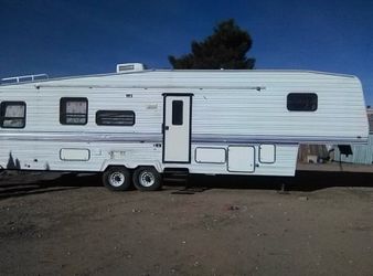 1997 Companion 40’ Fifth Wheel Trailer