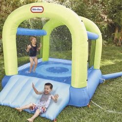 Little Tikes Splash n' Spray Indoor/Outdoor 2-in-1 Inflatable Bouncer, 108.00”L x 84.00”W x 82.25”H