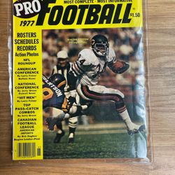 1977 Street And Smith Pro Football  Walter Payton Chicago Bears … very nice. 