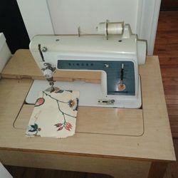 Singer Sewing Machine 