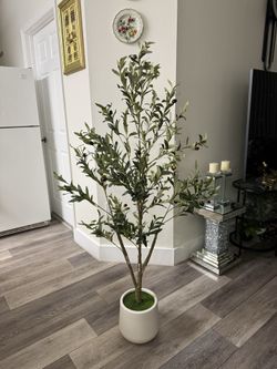 Pretty artificial plant 5 ft tall! Brand new