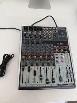 Behringer Xenyx 1204USB premium 12-input 2/2-bus mixer with compressors