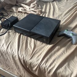 Xbox One W/ Controller