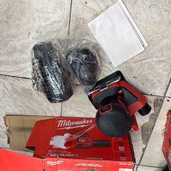 Milwaukee M18 Orbital Square Sander 1/4 Sheet Paper 