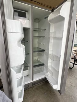 Refrigerator in Fingerprint-Resistant Stainless Finish