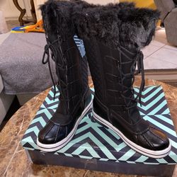 New Womans Winter Boot / Side Zip   Size 5 