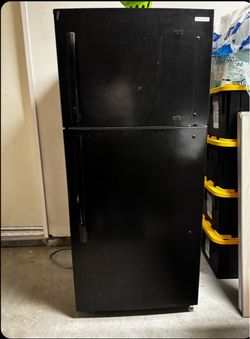 Insignia Black Top-Freezer Refrigerator