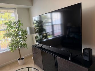 Philips 70” 4K UHD Smart TV – Excellent Condition + Remote
