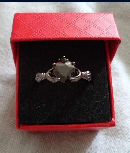 Black HE🤍RT Black GOLD hands & heart Ring