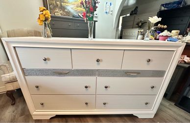 Beautiful Dresser Good Condition 9 Drawers