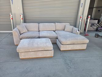 Henredon Caley Reversible Sofa Chaise with Ottoman
Deep Seating for Ultimate Comfort
Reversible Chaise for Flexible Layout Options
Loose, Reversible B