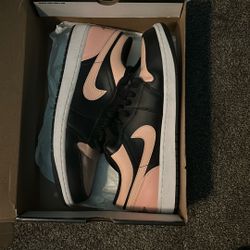 Jordan 1 Mid Crimson 