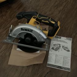 Dewalt circular saw 20v new 6-1/2 brushless 80$